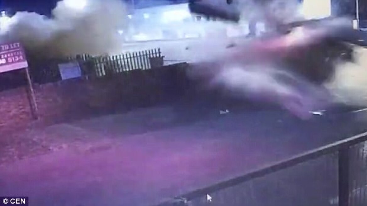 Βίντεο-σοκ: Γυναίκα οδηγός «απογειώνει» το αυτοκίνητο και περνάει μέσα από κτιστή μάντρα